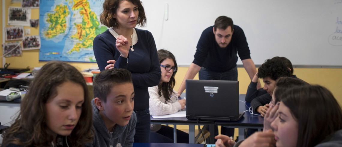 Professeurs et collègiens au cours d'une séance de cours...