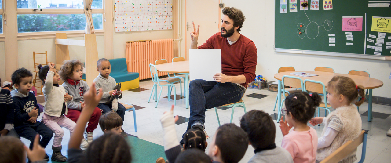Etudiant fonctionnaire stagiaire en classe de maternelle